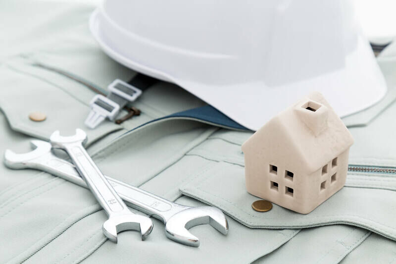 ヘルメットとスパナ